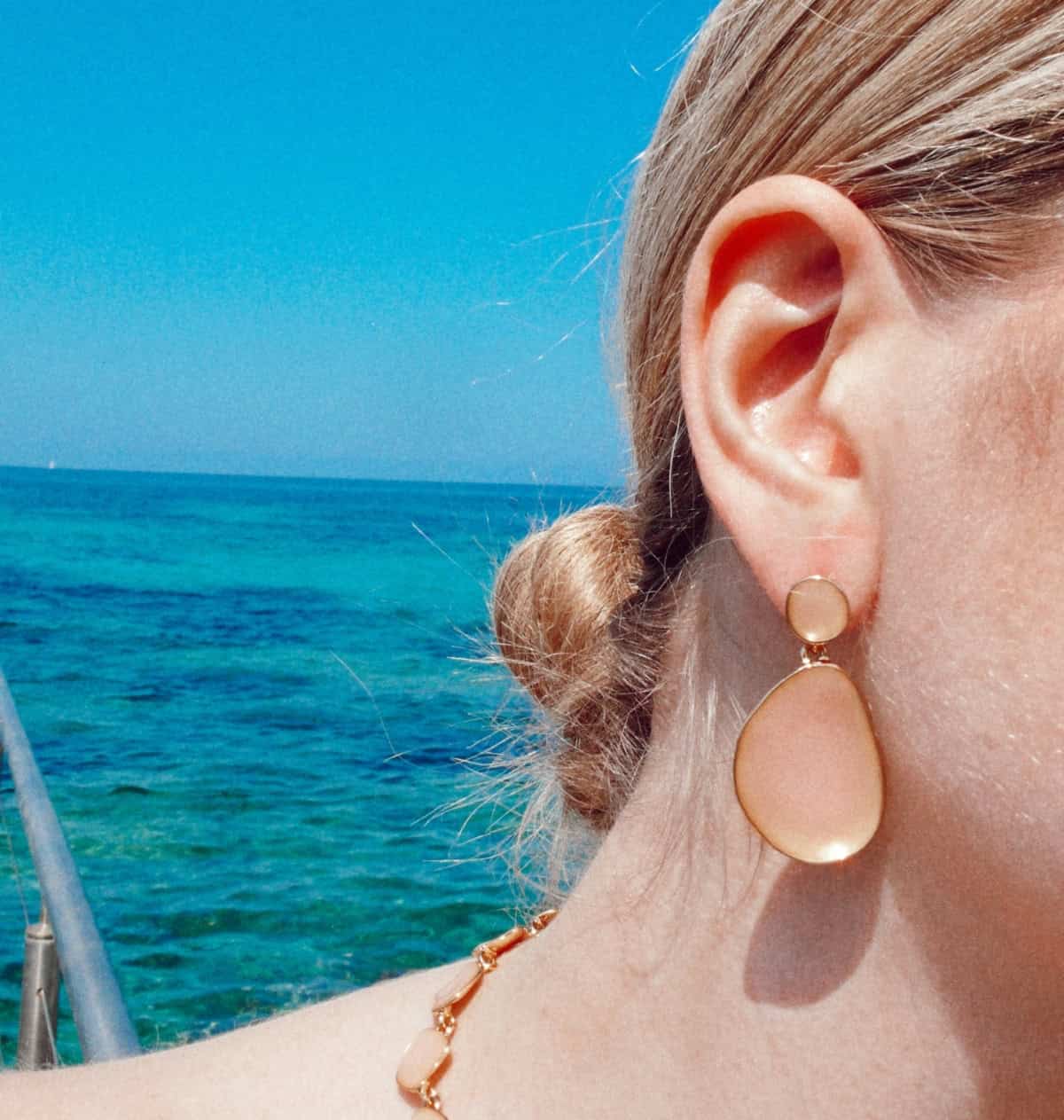Photo portée Boucles D'oreilles Percée Doré Premier Rendez-vous