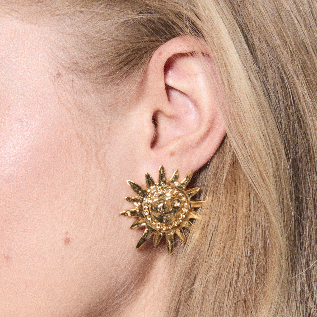 Photo portée 41 Degree Gold Hole Earrings