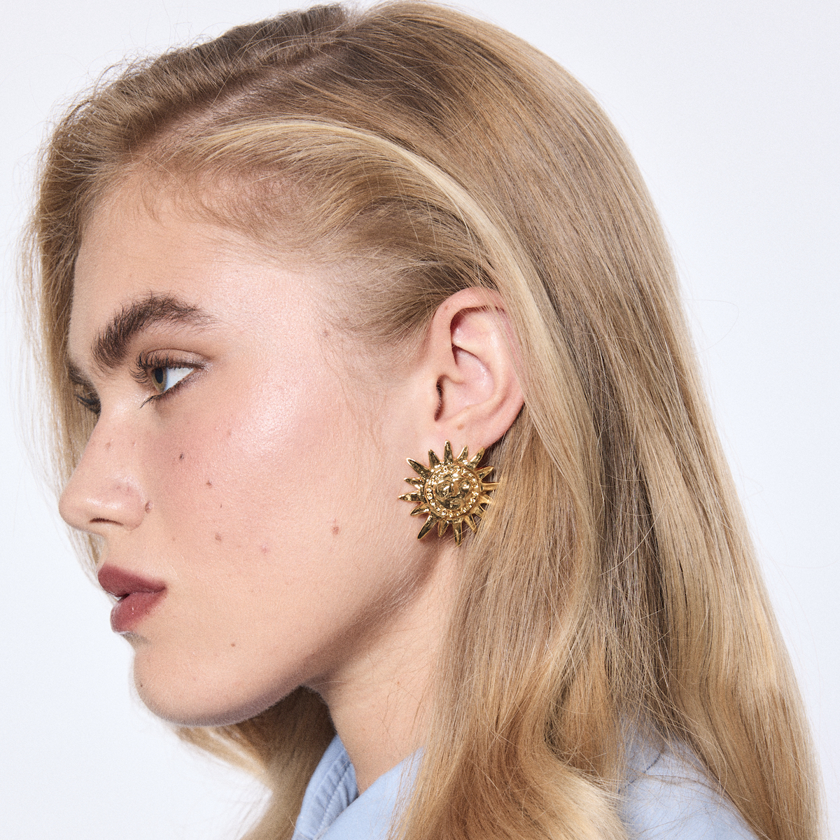 Photo portée 41 Degree Gold Hole Earrings
