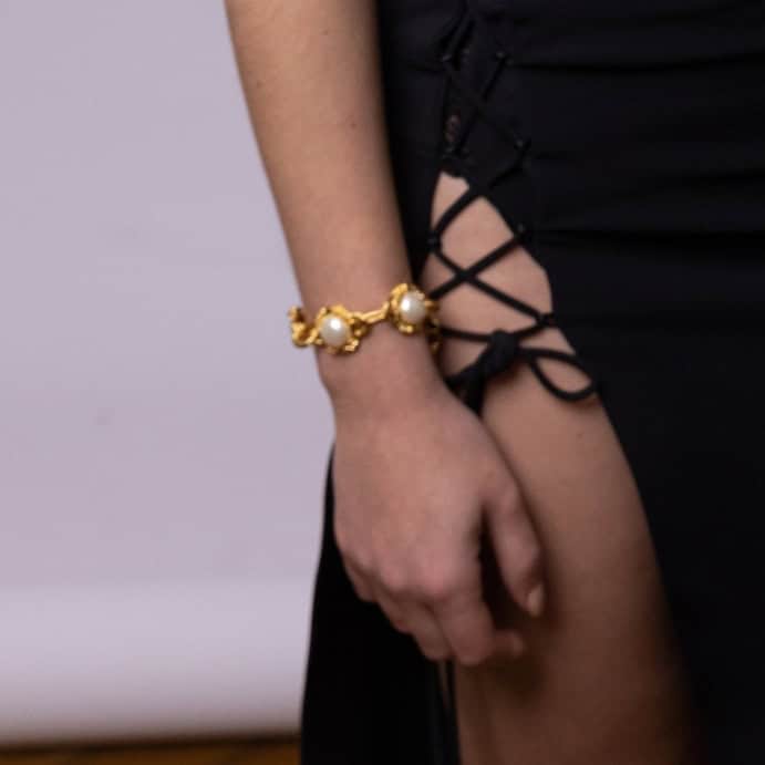 Photo portée Bracelet Doré L'heure Dorée