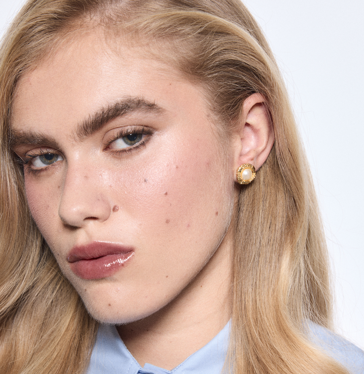 Photo portée L'heure Dorée Pierced Gold Earrings