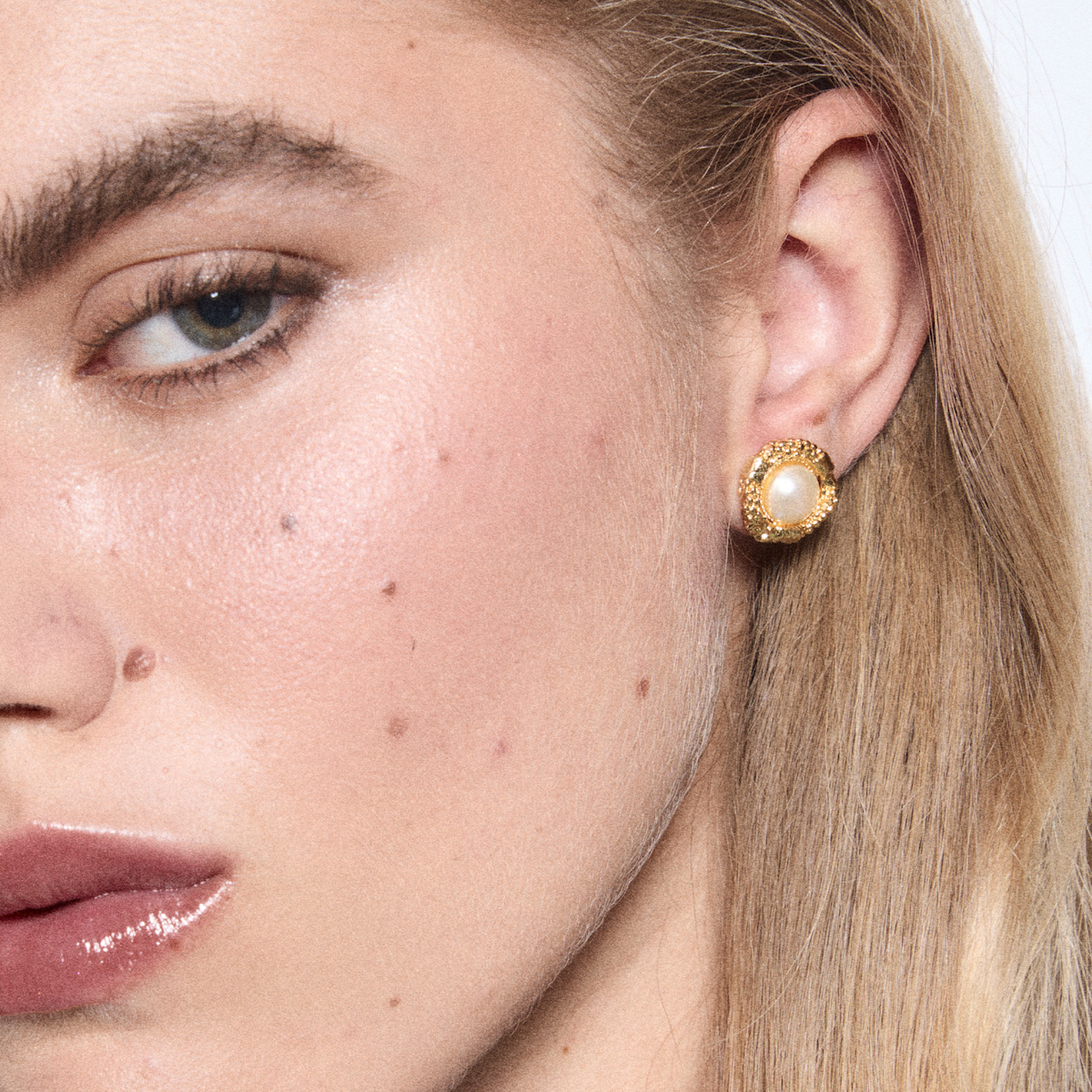 Photo portée L'heure Dorée Pierced Gold Earrings