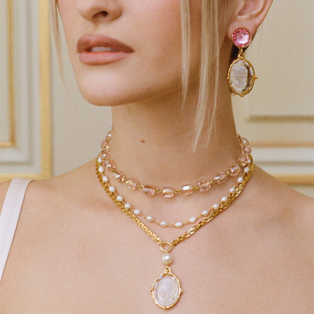 Photo portée Collier Doré Rencontre Imprévue