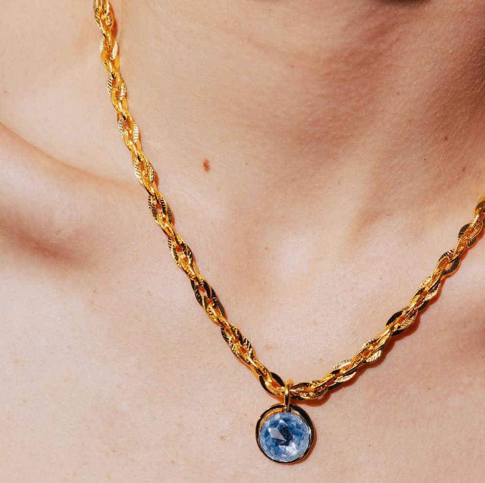Photo portée Collier Doré Sofia
