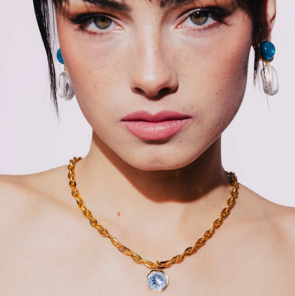 Photo portée Collier Doré Sofia
