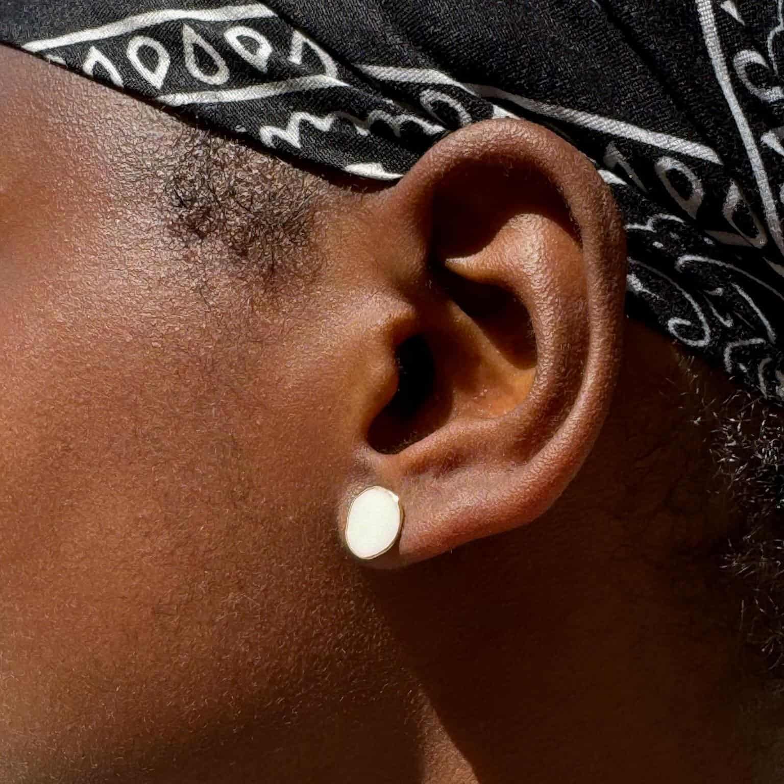 Photo portée Boucles D'oreilles Percée Doré Premier Rendez-vous