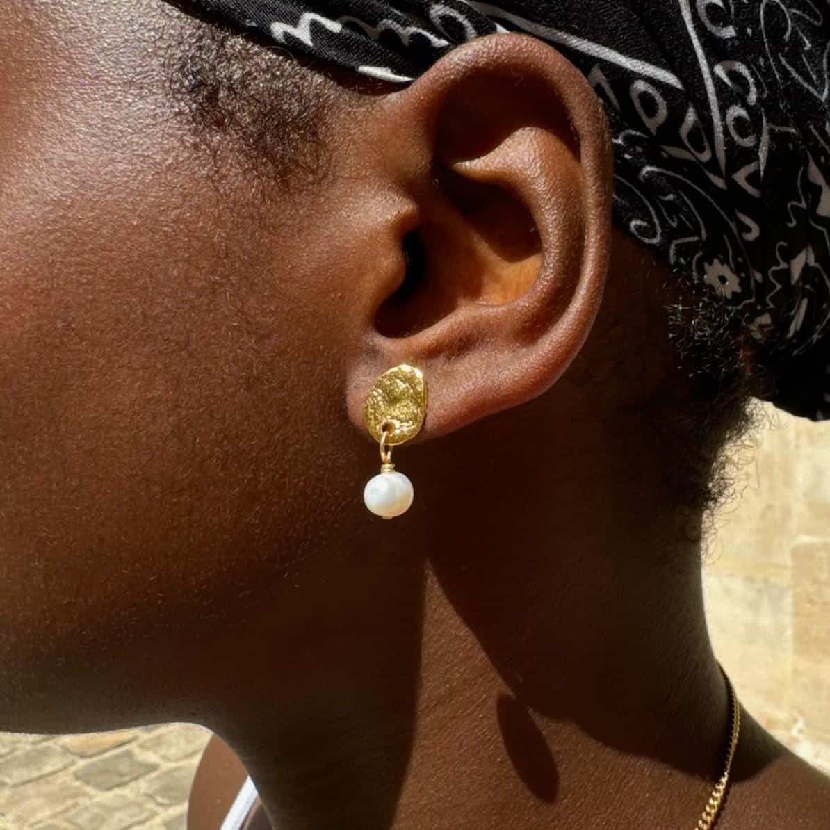 Photo portée Boucles D'oreilles Percées Doré Mille Et Une Nuit
