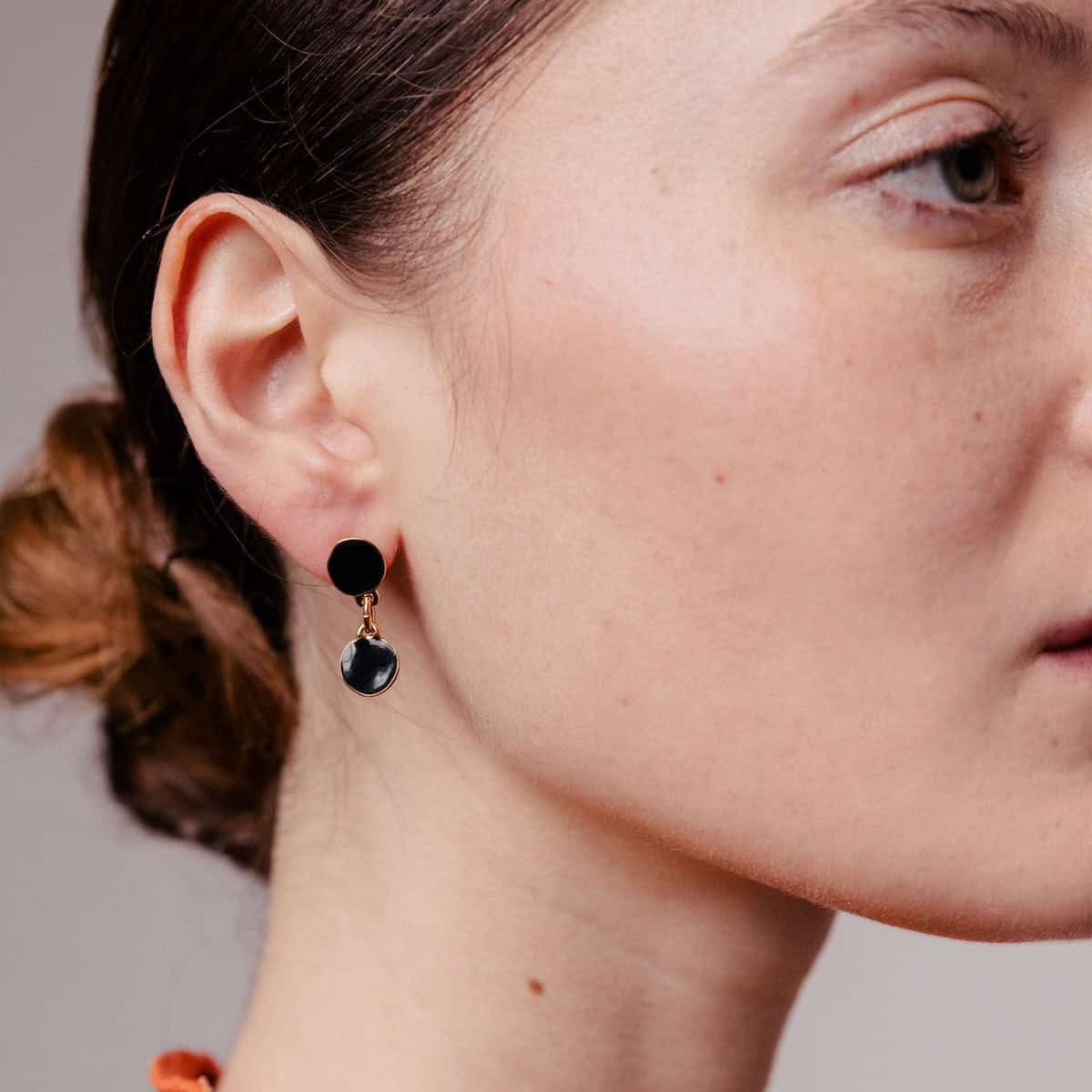Photo portée Pierced Gold Earrings Premier Rendez-vous