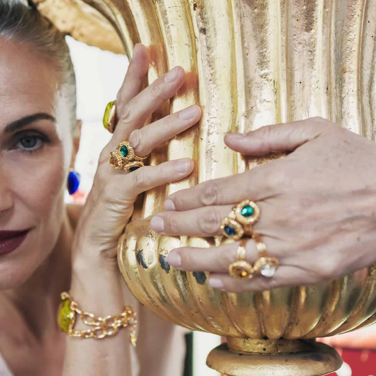 Photo portée Bague Dorée L'heure Dorée
