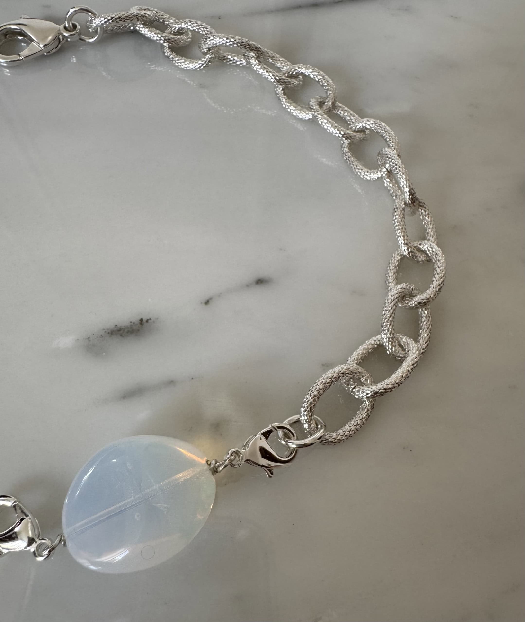 Photo portée Collier Interchangeable L'heure Argentée