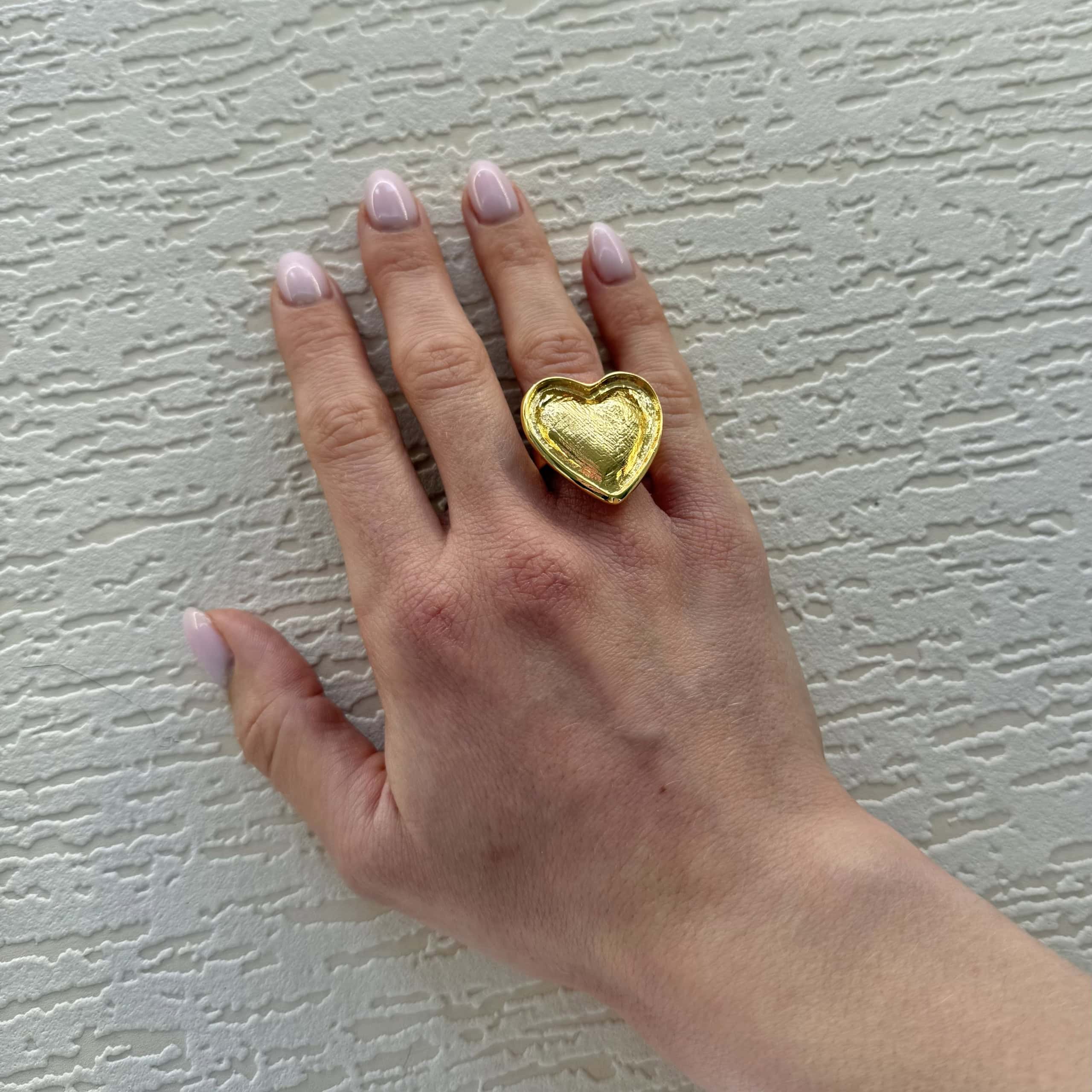 Photo portée Bague Premier Rendez-vous