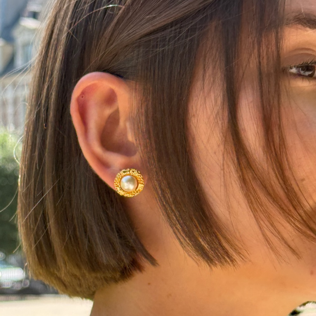 Photo portée L'heure Dorée Pierced Gold Earrings