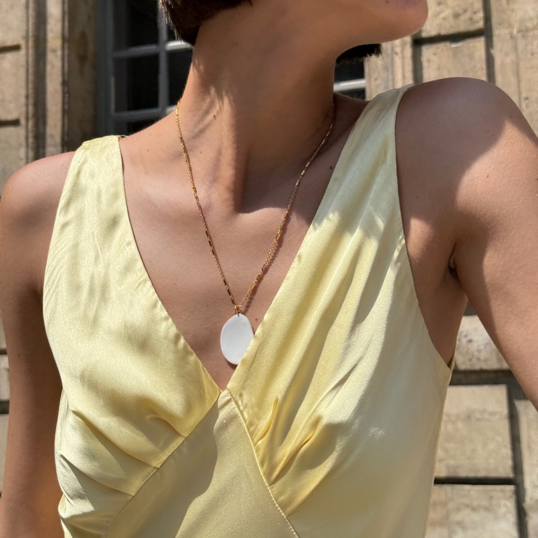 Photo portée Collier Doré  Premier Rendez-vous