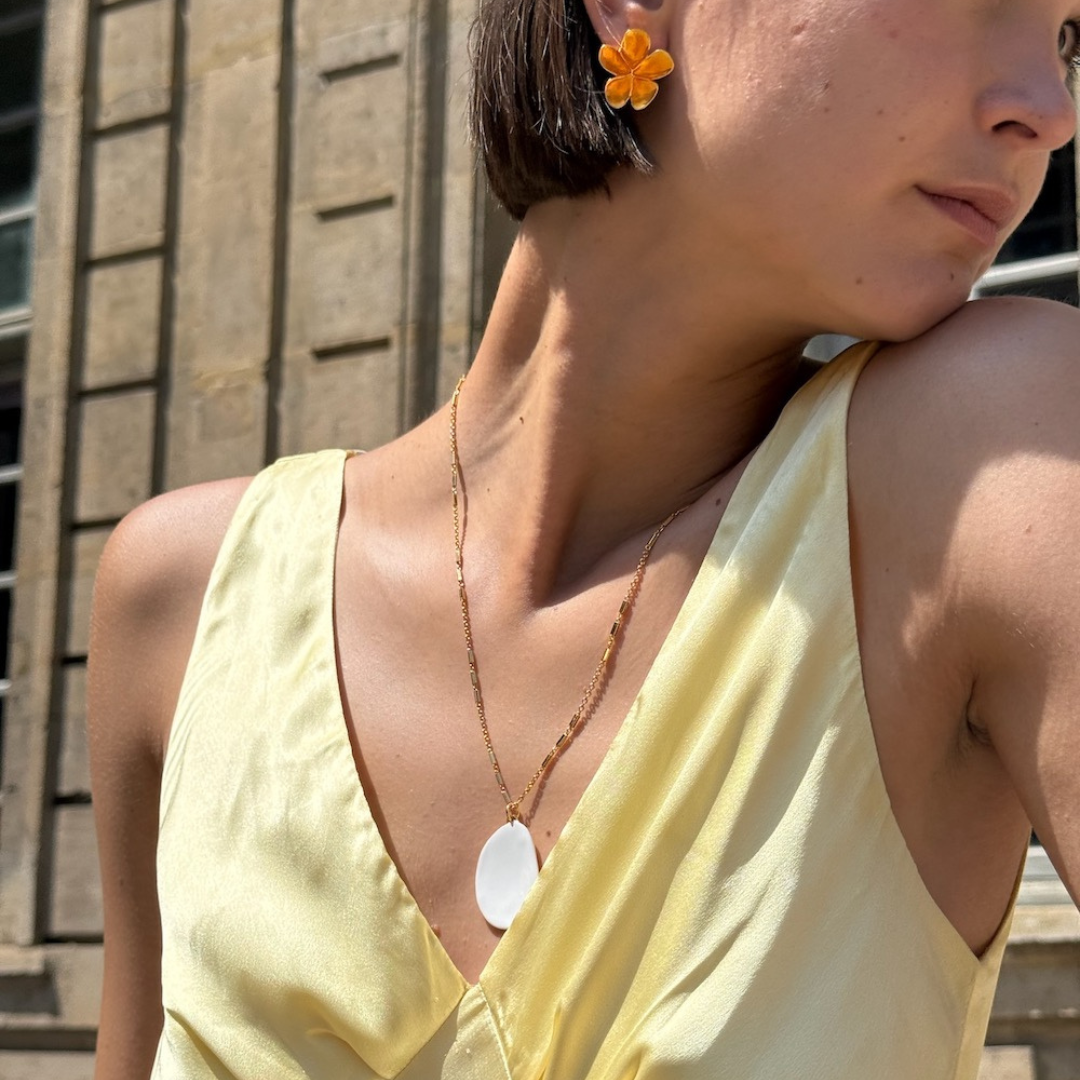 Photo portée Collier Doré  Premier Rendez-vous