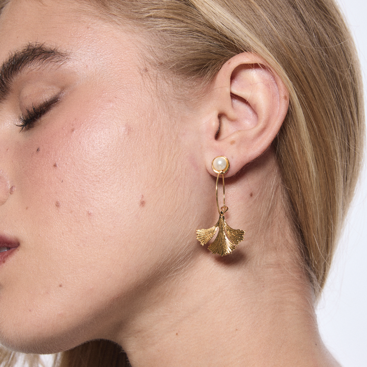 Photo portée Flora Gold Hoop Earrings