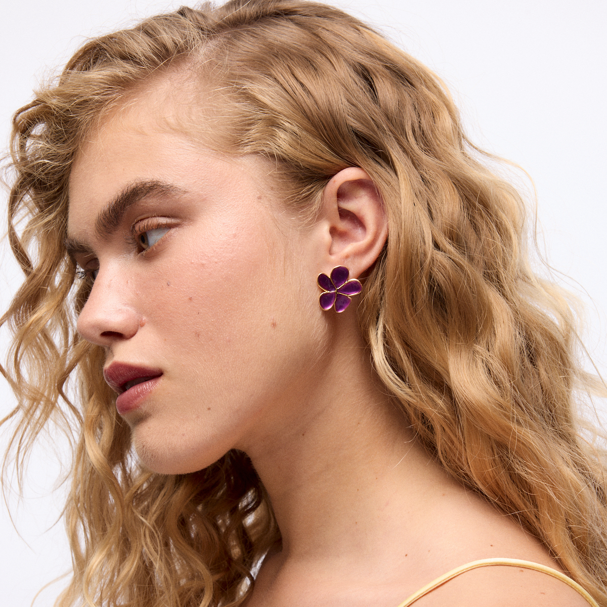 Photo portée Boucles D’oreilles Percée Doré Premier Rendez-vous