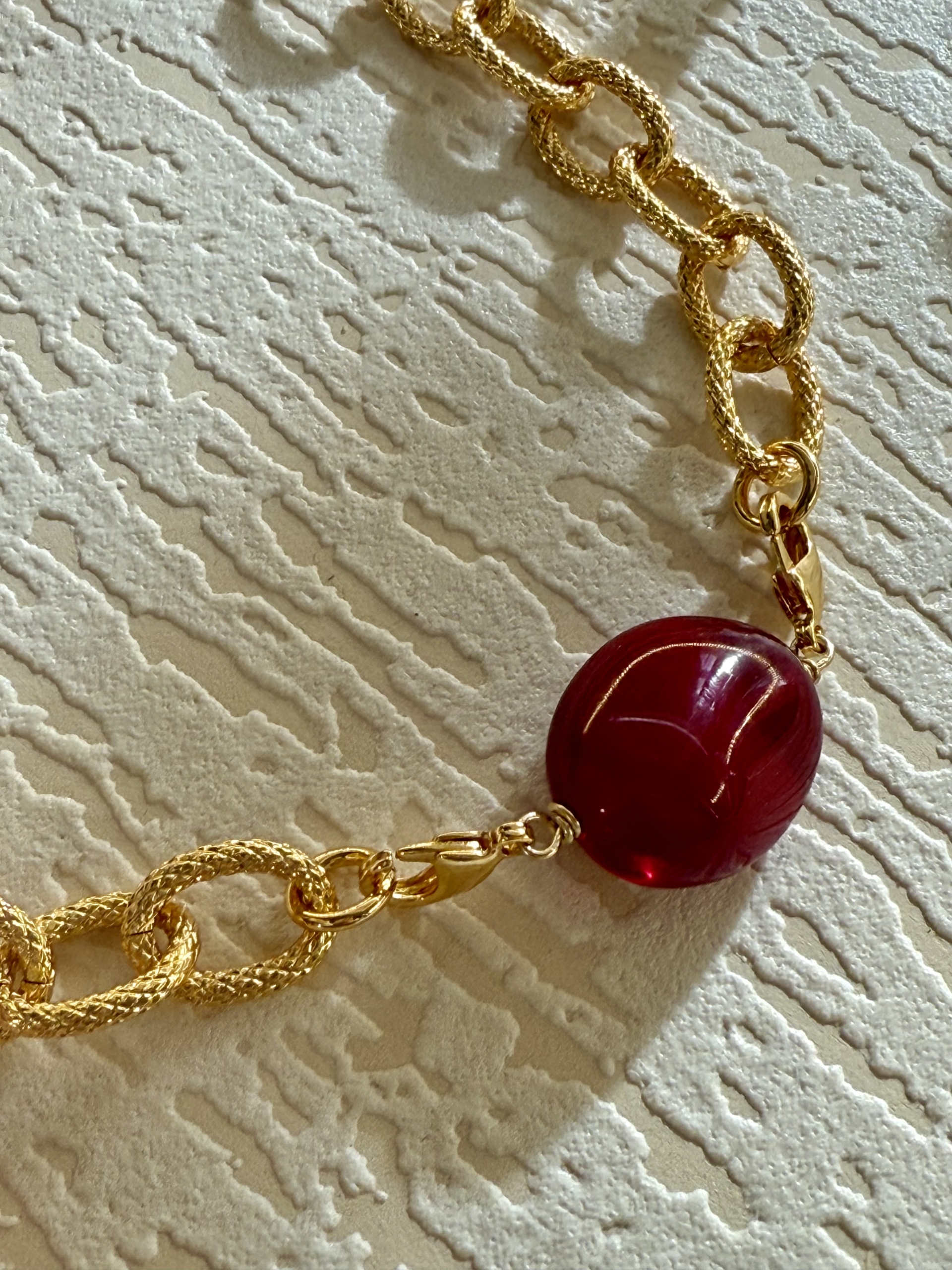 Photo portée Perle Charms Bordeaux Blush